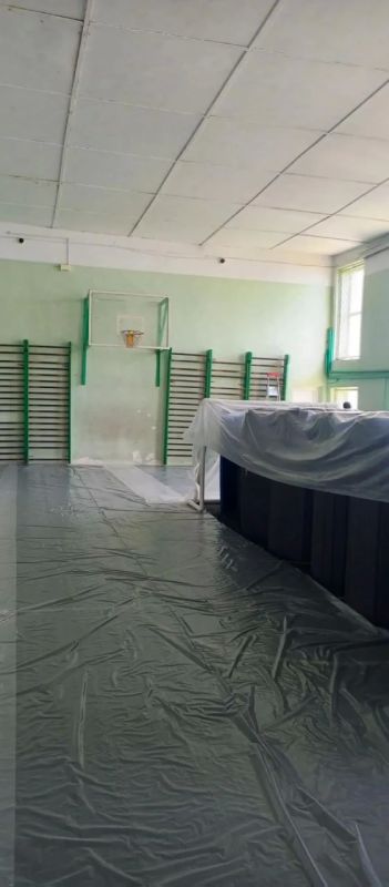 В пгт Никита начался ремонт школьного спортзала В пгт Никита начался ремонт школьного спортзала