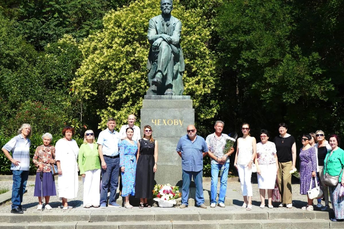 От Ялты до Гурзуфа: в чеховских музеях почтили память Антона Павловича Чехова От Ялты до Гурзуфа: в чеховских музеях почтили память Антона Павловича Чехова