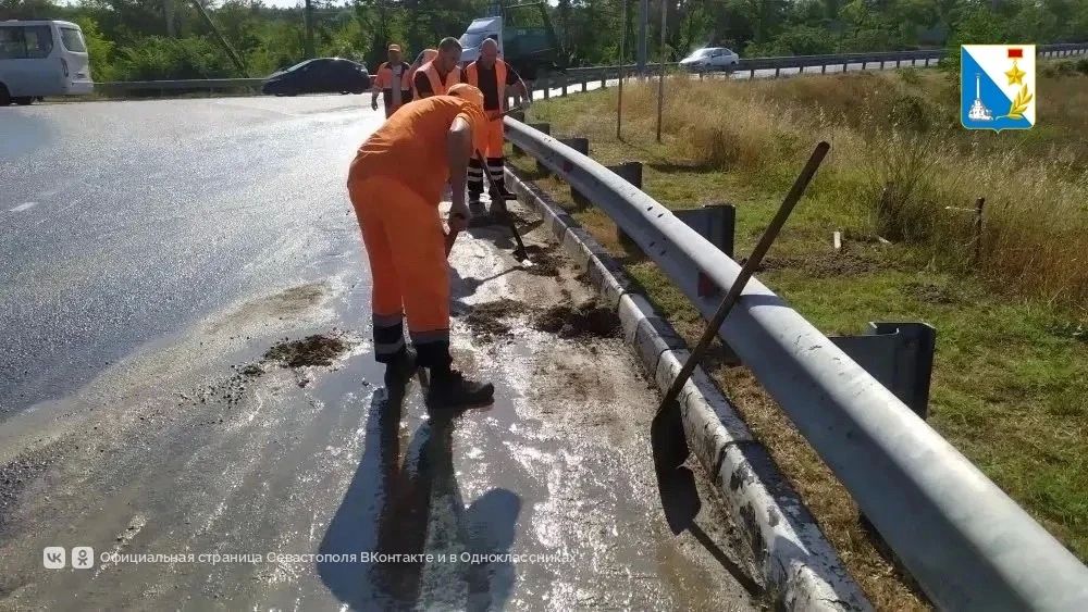 С раннего утра на севастопольских улицах трудятся более 20 дорожников и 14 единиц техники С раннего утра на севастопольских улицах трудятся более 20 дорожников и 14 единиц техники
