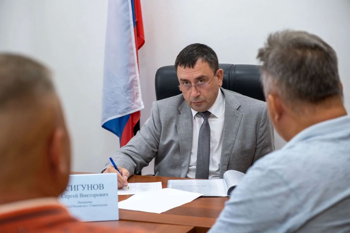 Начальник УМВД России по г.Севастополю генерал-майор полиции Сергей Сигунов провёл личный приём граждан Начальник УМВД России по г.Севастополю генерал-майор полиции Сергей Сигунов провёл личный приём граждан