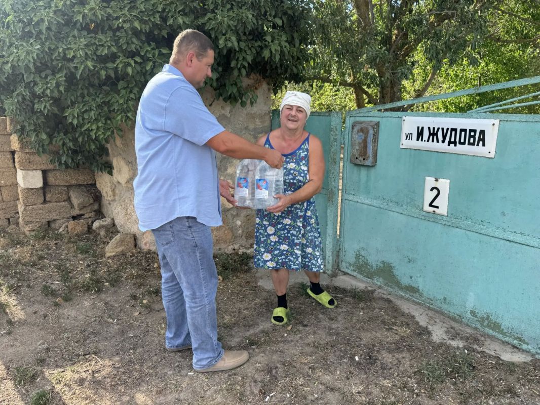 В Черноморском районе продолжается доставка питьевой воды в села В Черноморском районе продолжается доставка питьевой воды в села