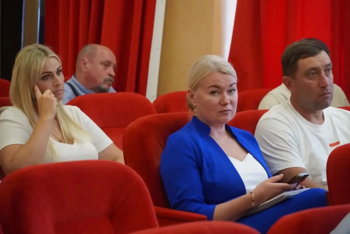 Иван Кошель: Совместно с главой муниципального образования - председателем Керченского городского совета Денисом Колесником провели заседание депутатского часа, на котором обсудили текущую обстановку, проблемные темы и... Иван Кошель: Совместно с главой муниципального образования - председателем Керченского городского совета Денисом Колесником провели заседание депутатского часа, на котором обсудили текущую обстановку, проблемные темы и...