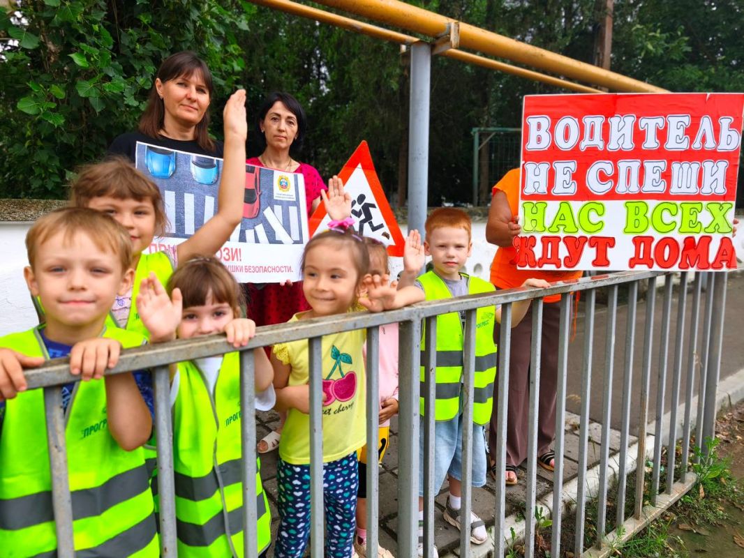 Госавтоинспекторы и юные участники дорожного движения призвали водителей к соблюдению безопасности Госавтоинспекторы и юные участники дорожного движения призвали водителей к соблюдению безопасности
