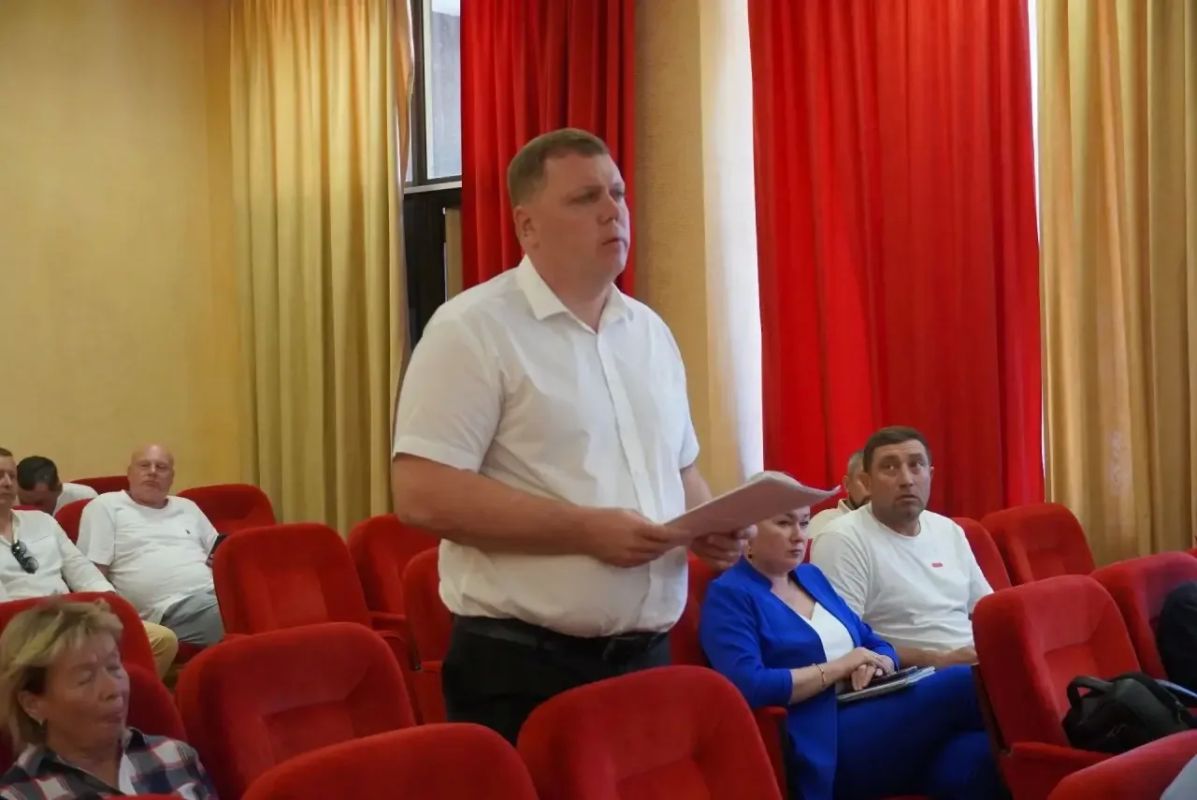 Иван Кошель: Совместно с главой муниципального образования - председателем Керченского городского совета Денисом Колесником провели заседание депутатского часа, на котором обсудили текущую обстановку, проблемные темы и... Иван Кошель: Совместно с главой муниципального образования - председателем Керченского городского совета Денисом Колесником провели заседание депутатского часа, на котором обсудили текущую обстановку, проблемные темы и...