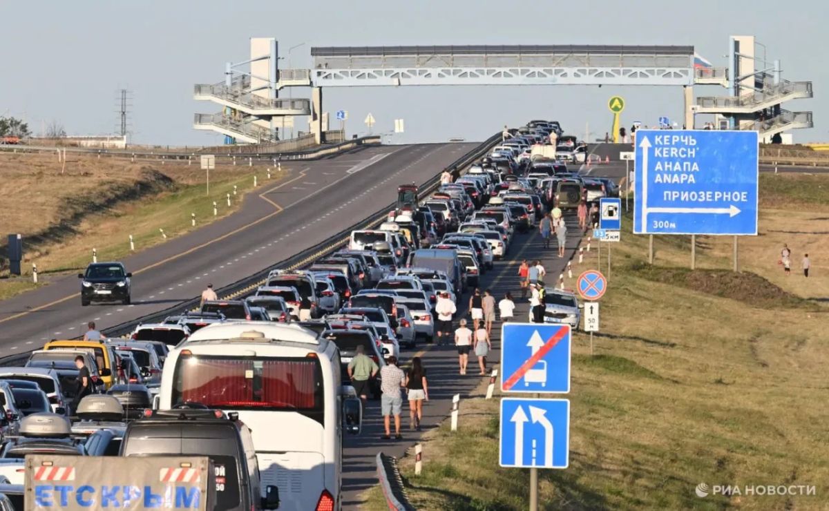 200 авто стоят в очереди перед Крымским мостом со стороны Тамани