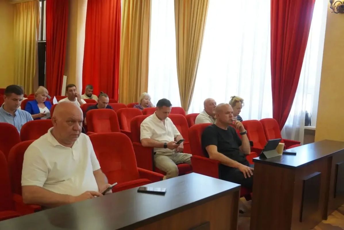 Иван Кошель: Совместно с главой муниципального образования - председателем Керченского городского совета Денисом Колесником провели заседание депутатского часа, на котором обсудили текущую обстановку, проблемные темы и... Иван Кошель: Совместно с главой муниципального образования - председателем Керченского городского совета Денисом Колесником провели заседание депутатского часа, на котором обсудили текущую обстановку, проблемные темы и...
