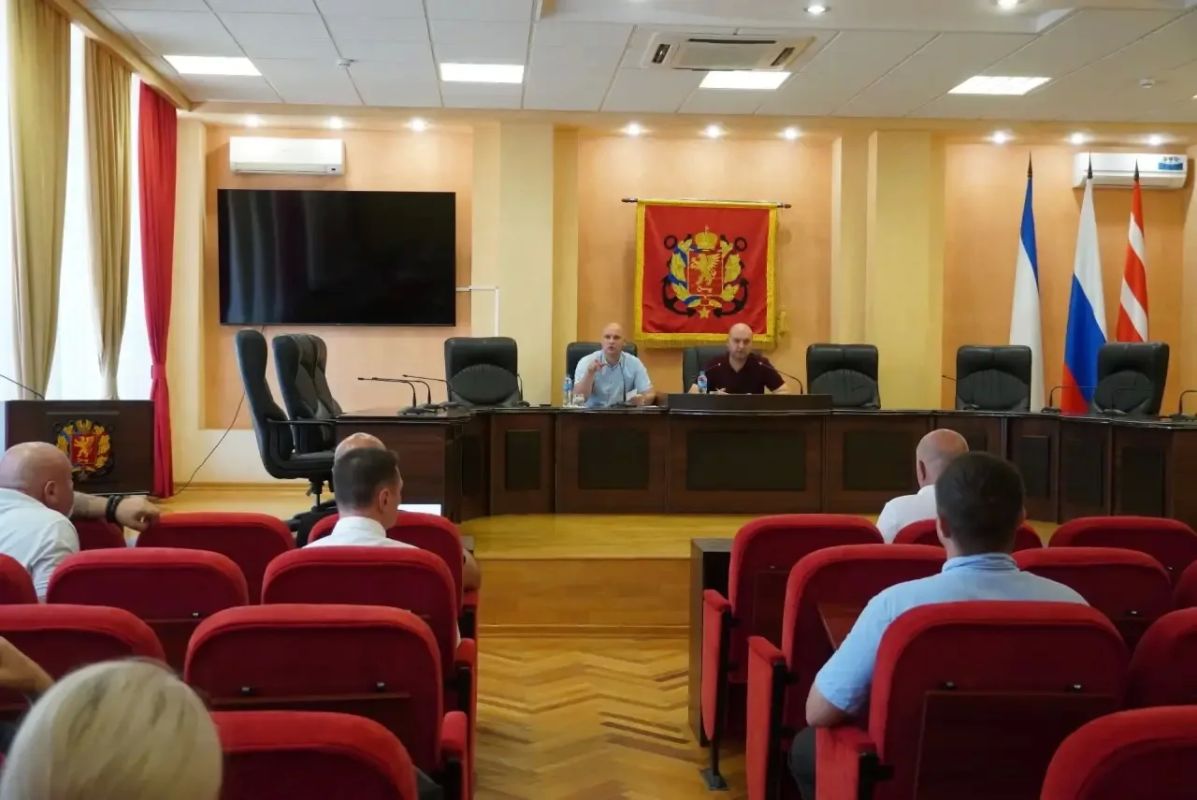 Иван Кошель: Совместно с главой муниципального образования - председателем Керченского городского совета Денисом Колесником провели заседание депутатского часа, на котором обсудили текущую обстановку, проблемные темы и... Иван Кошель: Совместно с главой муниципального образования - председателем Керченского городского совета Денисом Колесником провели заседание депутатского часа, на котором обсудили текущую обстановку, проблемные темы и...
