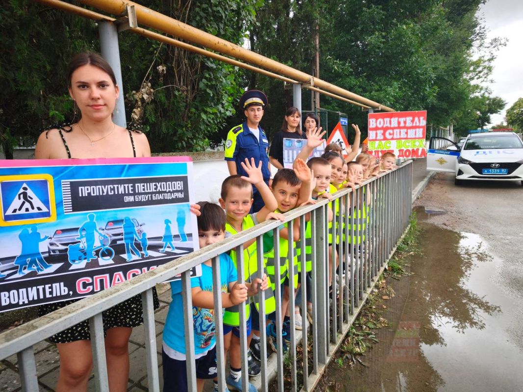 Госавтоинспекторы и юные участники дорожного движения призвали водителей к соблюдению безопасности Госавтоинспекторы и юные участники дорожного движения призвали водителей к соблюдению безопасности