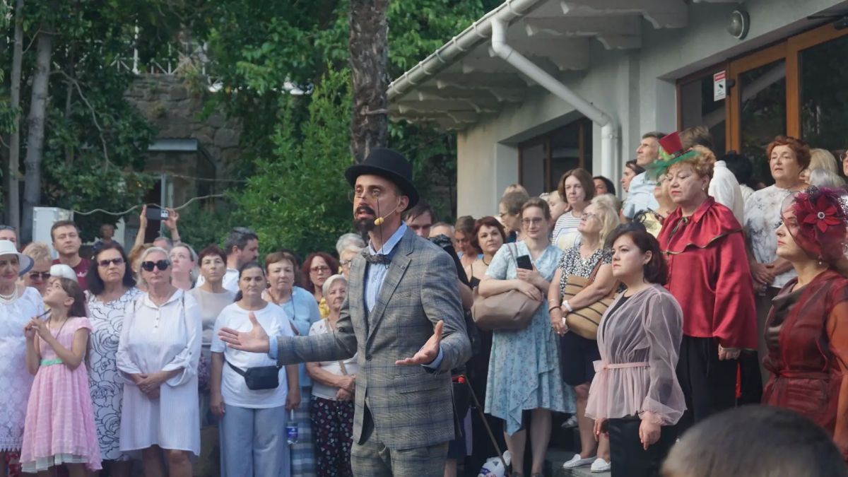 Друзья! Напоминаем, что продолжается прием заявок на V Фестиваль любительских театров в Ялте!