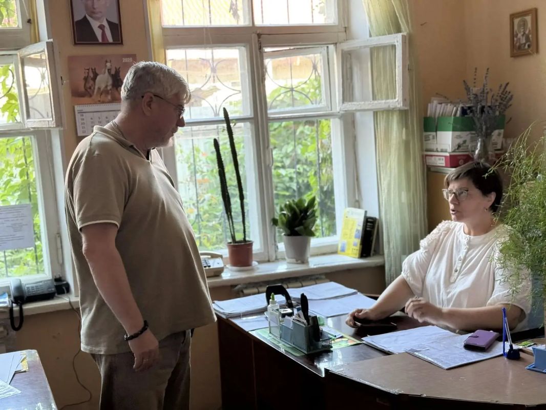 Проверил работу пунктов приема заявлений на получение единовременной денежной выплаты в связи с отсутствием электроснабжения Проверил работу пунктов приема заявлений на получение единовременной денежной выплаты в связи с отсутствием электроснабжения