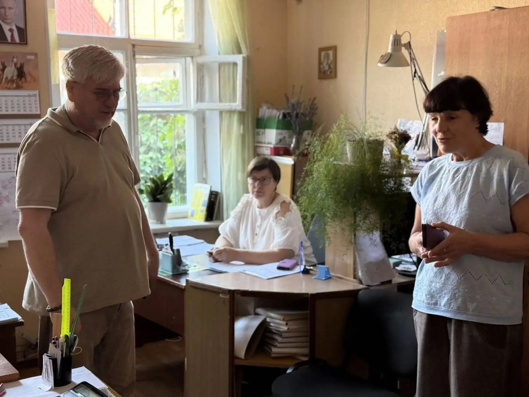 Проверил работу пунктов приема заявлений на получение единовременной денежной выплаты в связи с отсутствием электроснабжения Проверил работу пунктов приема заявлений на получение единовременной денежной выплаты в связи с отсутствием электроснабжения