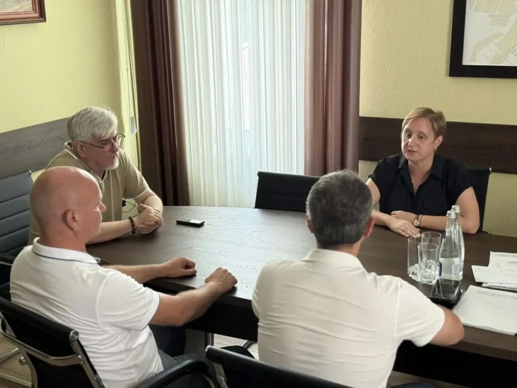 Вопросы повышения качества поддержки жителей и дальнейшего развития центров содействия населению стали главной темой рабочей встречи с председателем Государственного комитета молодежной политики Республики Крым Алексеем... Вопросы повышения качества поддержки жителей и дальнейшего развития центров содействия населению стали главной темой рабочей встречи с председателем Государственного комитета молодежной политики Республики Крым Алексеем...