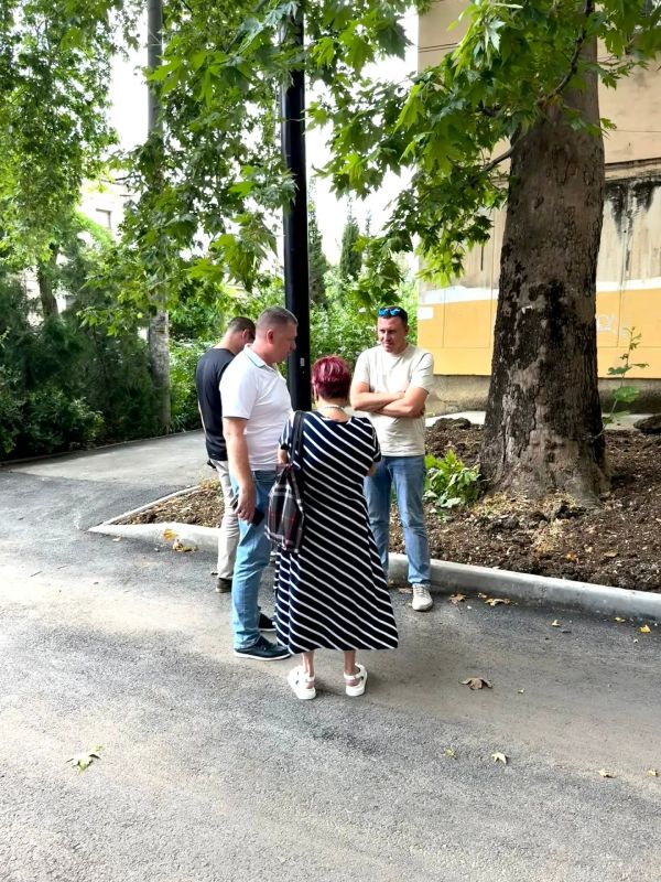 Михаил Афанасьев проверил ход благоустройства придомовых территорий Симферополя Михаил Афанасьев проверил ход благоустройства придомовых территорий Симферополя