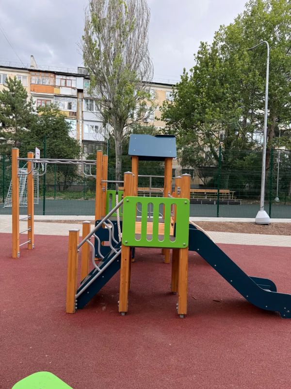 Михаил Афанасьев проверил ход благоустройства придомовых территорий Симферополя Михаил Афанасьев проверил ход благоустройства придомовых территорий Симферополя