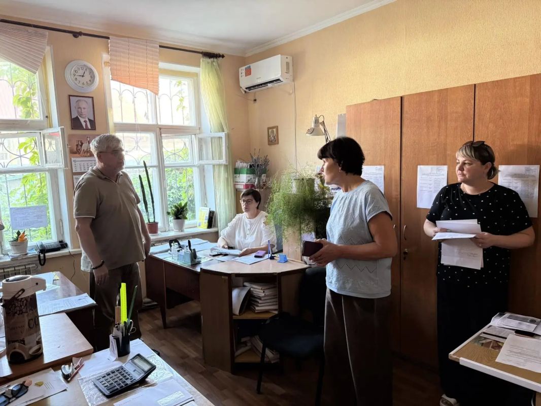 Проверил работу пунктов приема заявлений на получение единовременной денежной выплаты в связи с отсутствием электроснабжения Проверил работу пунктов приема заявлений на получение единовременной денежной выплаты в связи с отсутствием электроснабжения