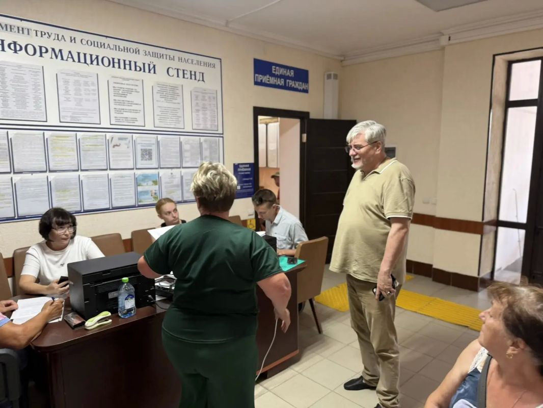 Проверил работу пунктов приема заявлений на получение единовременной денежной выплаты в связи с отсутствием электроснабжения Проверил работу пунктов приема заявлений на получение единовременной денежной выплаты в связи с отсутствием электроснабжения