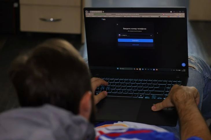 Мошенники используют новую схему, убеждая людей срочно «заменить основной счет» в Банке России