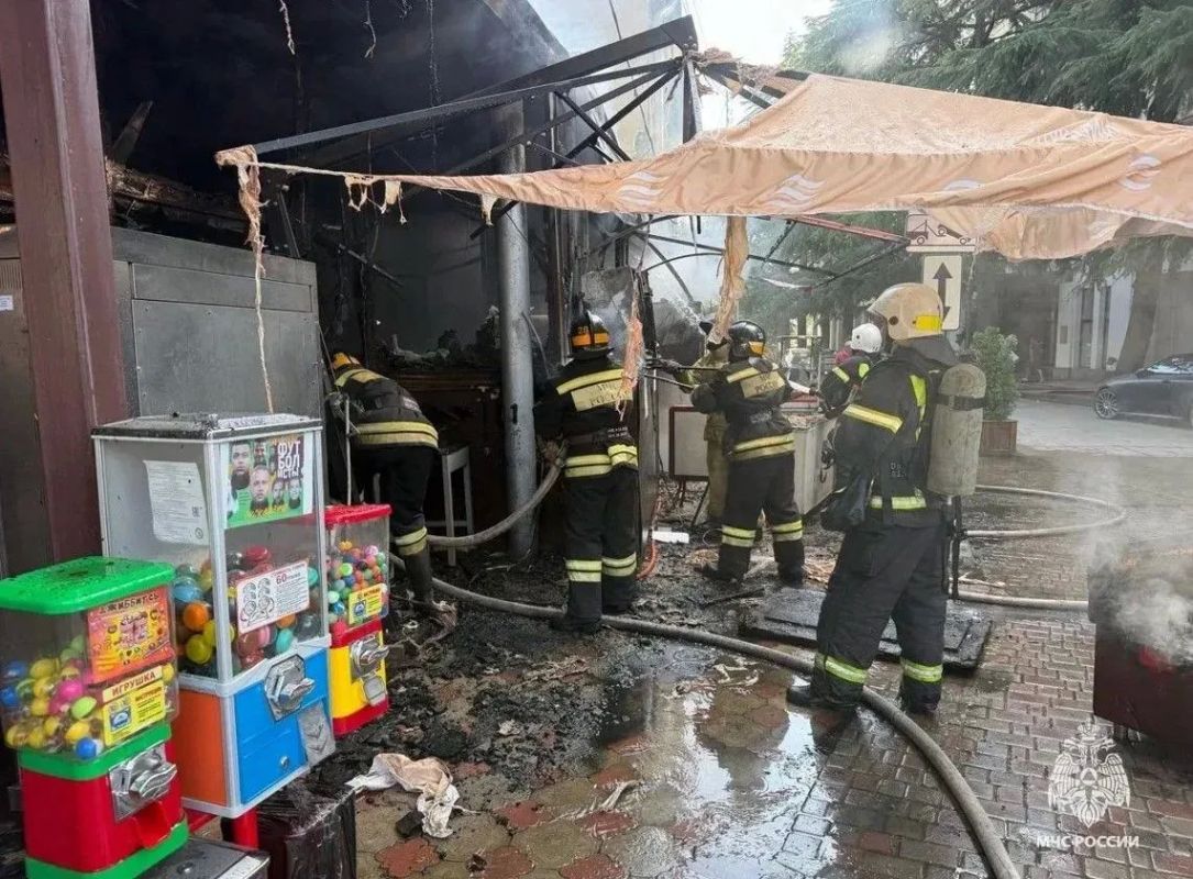В Алуште потушили пожар в кафе В Алуште потушили пожар в кафе