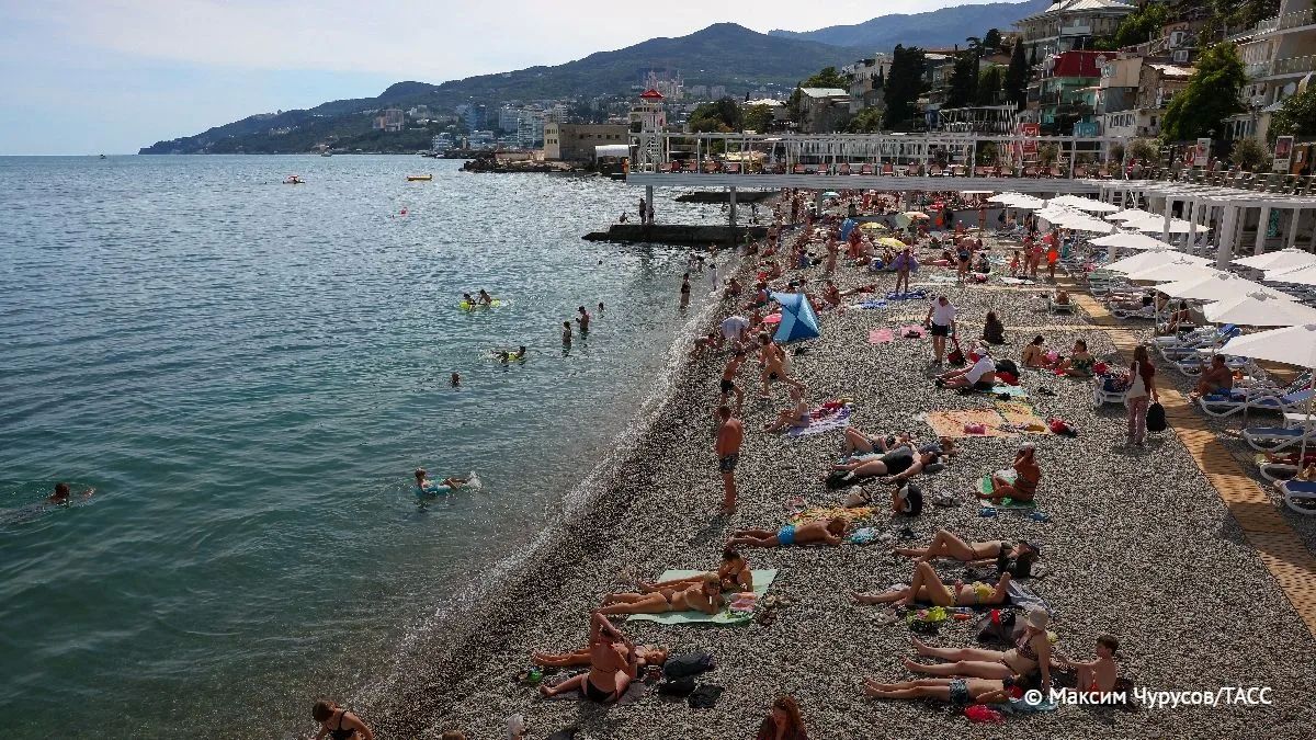 Температура воды Черного моря на пляжах Крыма и Краснодарского края держится в интервале 22-26 градусов, сообщила ТАСС ведущий сотрудник Гидрометцентра России Марина Макарова