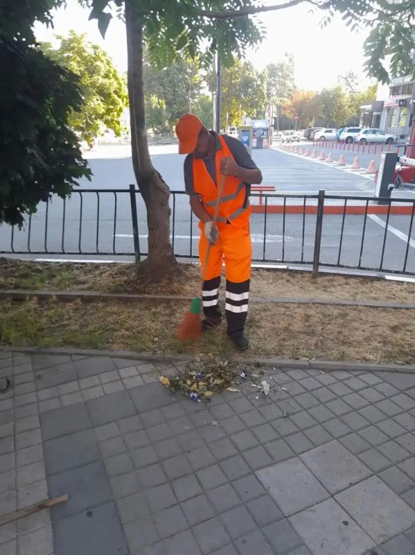 Ежедневно, в будние и выходные дни, сотрудники МБУ «Город» и подрядных организаций обеспечивают чистоту в Симферополе Ежедневно, в будние и выходные дни, сотрудники МБУ «Город» и подрядных организаций обеспечивают чистоту в Симферополе