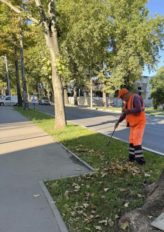 Ежедневно, в будние и выходные дни, сотрудники МБУ «Город» и подрядных организаций обеспечивают чистоту в Симферополе Ежедневно, в будние и выходные дни, сотрудники МБУ «Город» и подрядных организаций обеспечивают чистоту в Симферополе