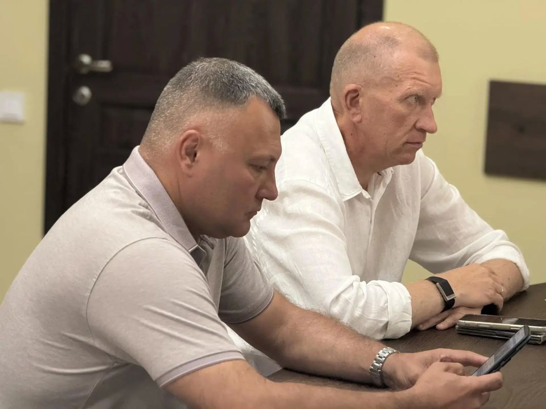 Ежедневно в администрации города при участии руководства администрации, представителей депутатского корпуса, а также специалистов ГУП РК «Крымэнерго» проводятся рабочие совещания по вопросам восстановления электроснабжения Ежедневно в администрации города при участии руководства администрации, представителей депутатского корпуса, а также специалистов ГУП РК «Крымэнерго» проводятся рабочие совещания по вопросам восстановления электроснабжения