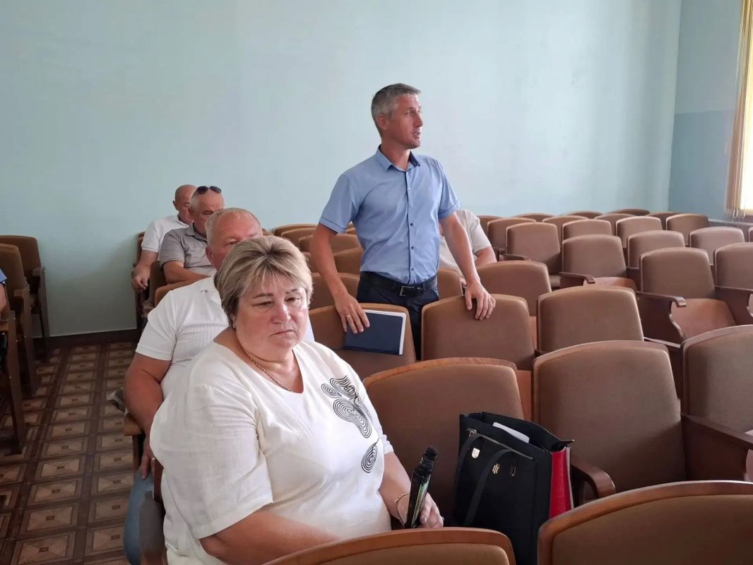Александр Харламов провел аппаратное совещание по социально значимым вопросам района Александр Харламов провел аппаратное совещание по социально значимым вопросам района