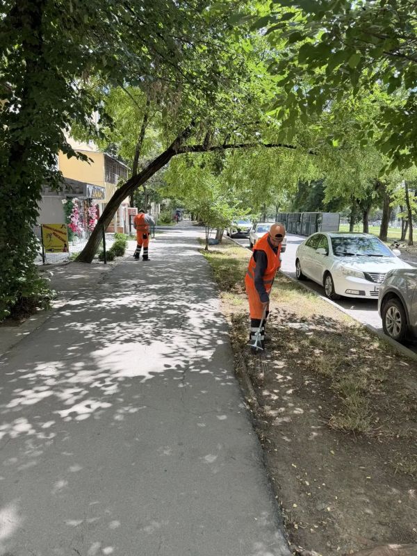 Ежедневно, в будние и выходные дни, сотрудники МБУ «Город» и подрядных организаций обеспечивают чистоту в Симферополе Ежедневно, в будние и выходные дни, сотрудники МБУ «Город» и подрядных организаций обеспечивают чистоту в Симферополе
