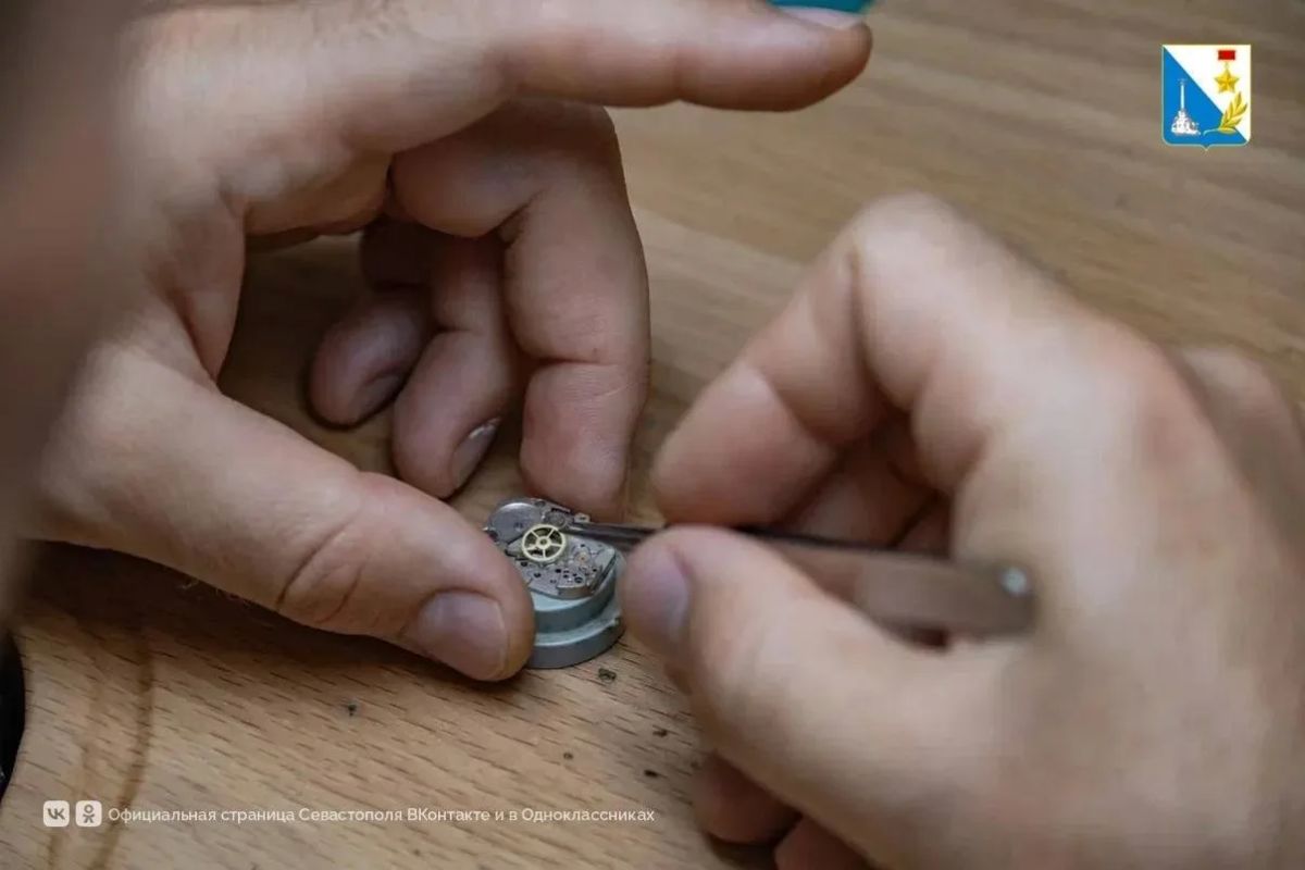 Севастополец открыл часовую мастерскую по соцконтракту Севастополец открыл часовую мастерскую по соцконтракту