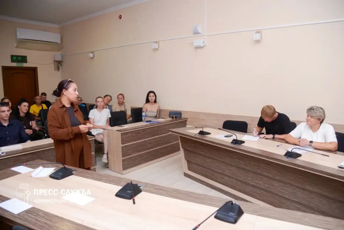 В Евпатории состоялась жеребьёвка по распределению жилья для детей-сирот В Евпатории состоялась жеребьёвка по распределению жилья для детей-сирот