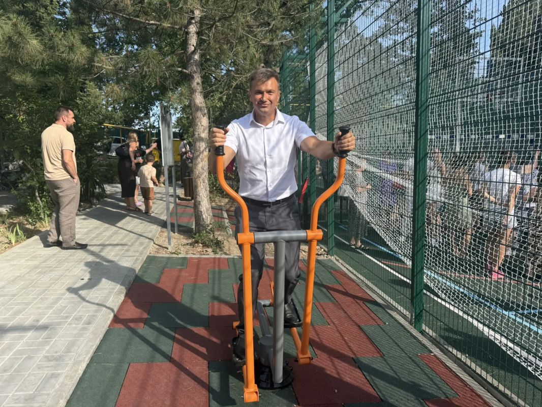 Константин Шимановский: Яркое открытие игровой и спортивной площадки в Массандре на улице 16 апреля 1944 года Константин Шимановский: Яркое открытие игровой и спортивной площадки в Массандре на улице 16 апреля 1944 года