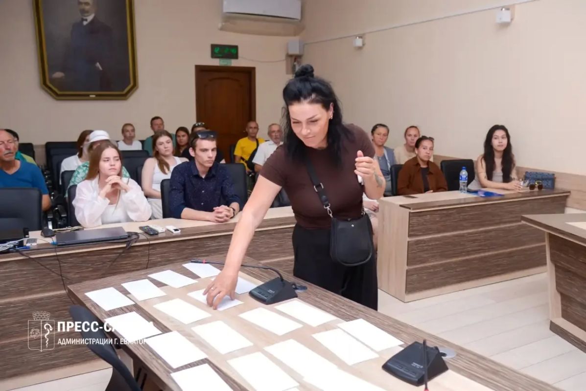 В Евпатории состоялась жеребьёвка по распределению жилья для детей-сирот В Евпатории состоялась жеребьёвка по распределению жилья для детей-сирот