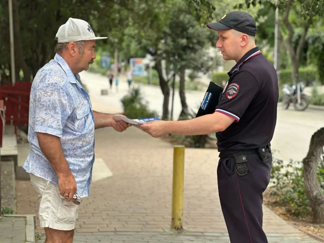 Участковые уполномоченные полиции Феодосии провели профилактическую акцию против IT-мошенничества Участковые уполномоченные полиции Феодосии провели профилактическую акцию против IT-мошенничества