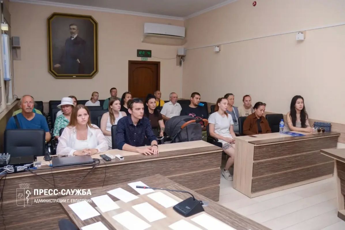 В Евпатории состоялась жеребьёвка по распределению жилья для детей-сирот В Евпатории состоялась жеребьёвка по распределению жилья для детей-сирот