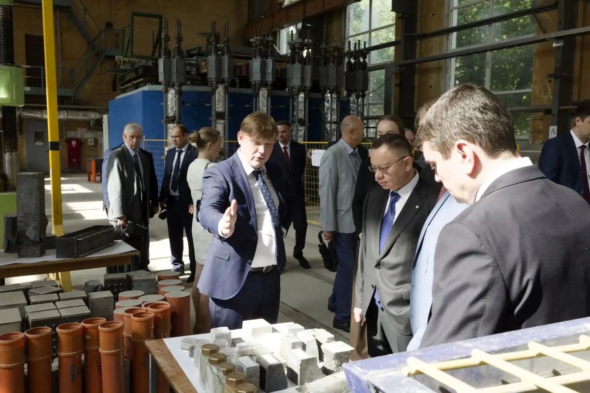 Министр строительства и ЖКХ РФ Ирек Файзуллин провел в НИЦ «Строительство» рабочее совещание по развитию научной составляющей строительной отрасли и наращиванию исследовательского потенциала для решения актуальных задач... Министр строительства и ЖКХ РФ Ирек Файзуллин провел в НИЦ «Строительство» рабочее совещание по развитию научной составляющей строительной отрасли и наращиванию исследовательского потенциала для решения актуальных задач...