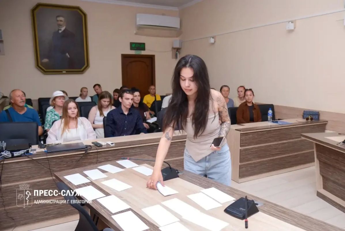 В Евпатории состоялась жеребьёвка по распределению жилья для детей-сирот В Евпатории состоялась жеребьёвка по распределению жилья для детей-сирот