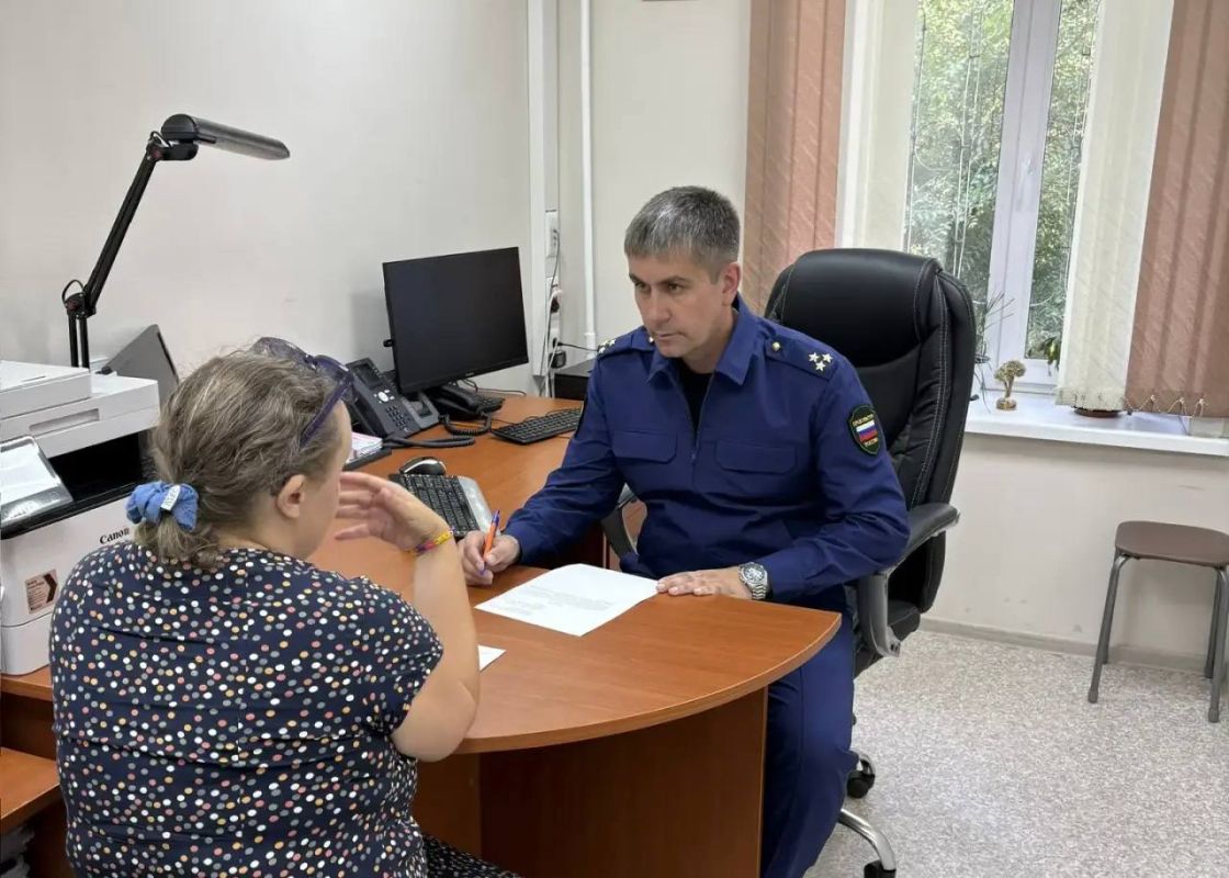 Продолжая рабочую поездку по Амурской области заместитель Восточно-Сибирского транспортного прокурора Юрий Гавриловский проверил процесс капитального ремонта путепровода в городе Белогорске, соединяющего две части... Продолжая рабочую поездку по Амурской области заместитель Восточно-Сибирского транспортного прокурора Юрий Гавриловский проверил процесс капитального ремонта путепровода в городе Белогорске, соединяющего две части...