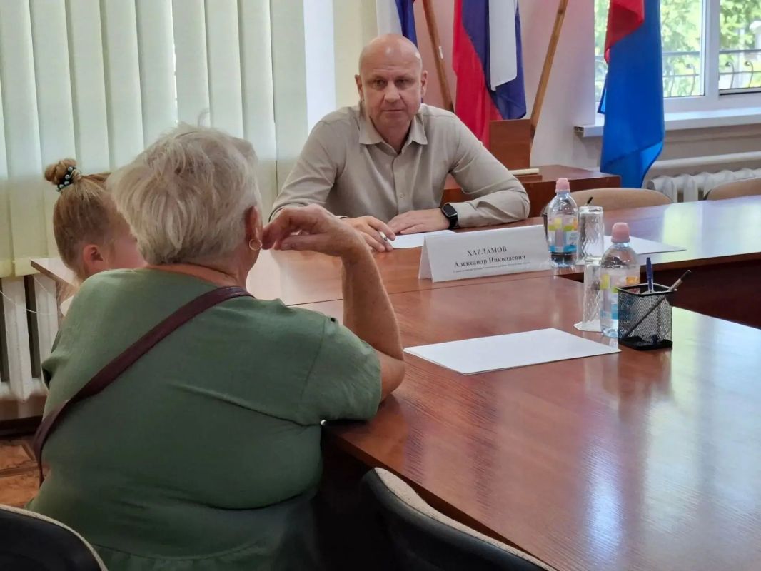 Глава администрации Советского района Александр Харламов совместно с председателем Советского районного совета Викторией Грицай и своими заместителями провёл плановый приём граждан, в ходе которого были рассмотрены обращения...