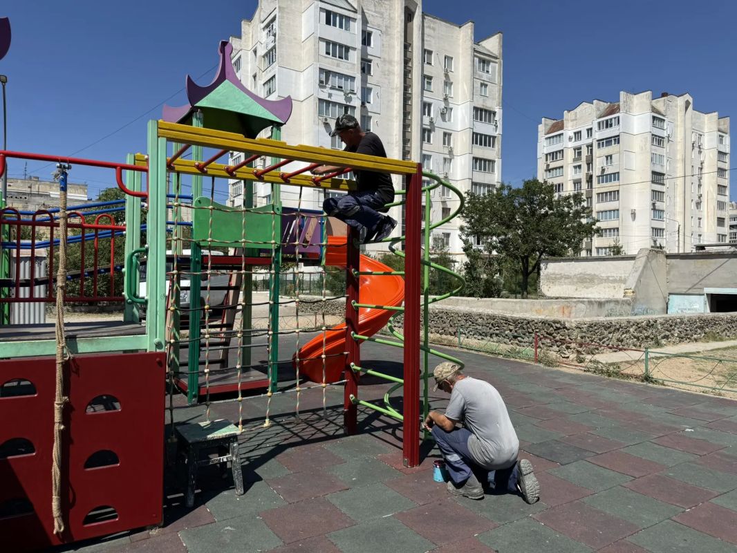 Улица Детства - одно из любимых мест для прогулок маленьких евпаторийцев Улица Детства - одно из любимых мест для прогулок маленьких евпаторийцев