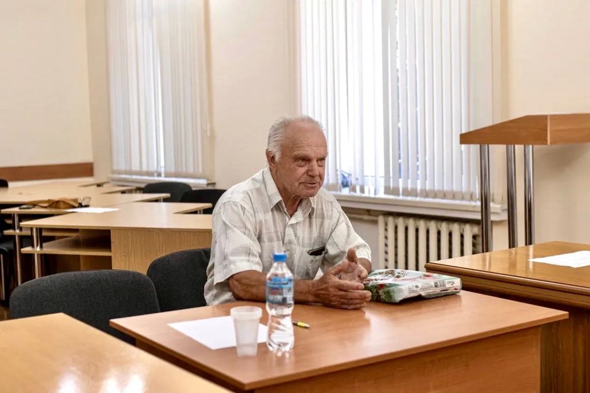 Глава администрации Симферополя Михаил Афанасьев провёл личный приём граждан, в ходе которого к нему обратились восемь симферопольцев Глава администрации Симферополя Михаил Афанасьев провёл личный приём граждан, в ходе которого к нему обратились восемь симферопольцев
