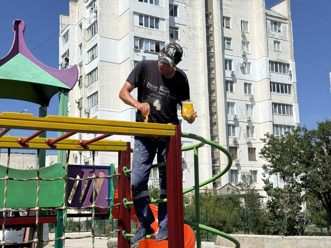 Улица Детства - одно из любимых мест для прогулок маленьких евпаторийцев