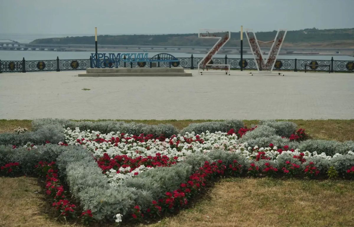 В Керчи продолжается плановый уход за зелеными зонами города