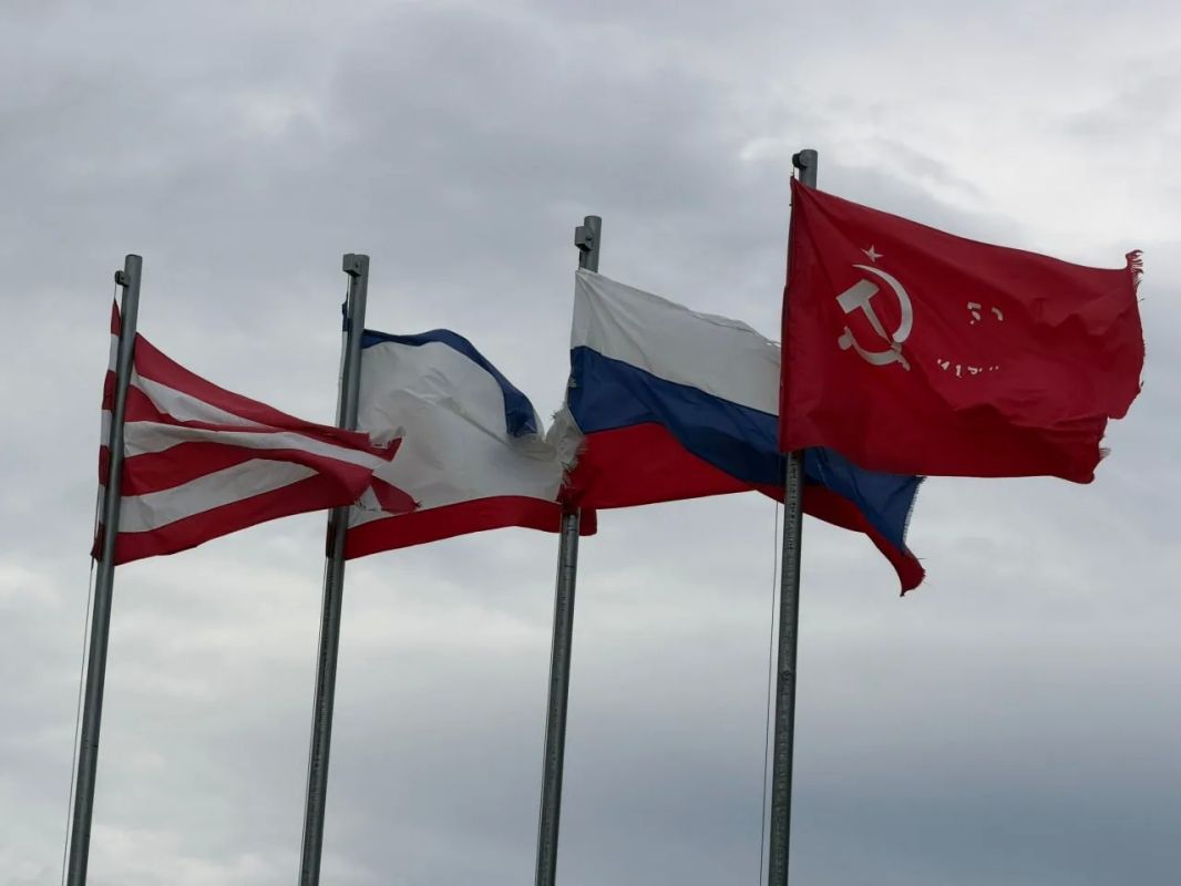 Керченские чиновники получат выговоры за состояние флагов и погасший Вечный огонь