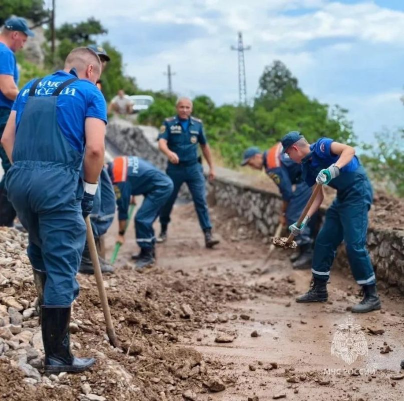 Крымские спасатели устраняют последствия непогоды в районе горы Кошка Крымские спасатели устраняют последствия непогоды в районе горы Кошка