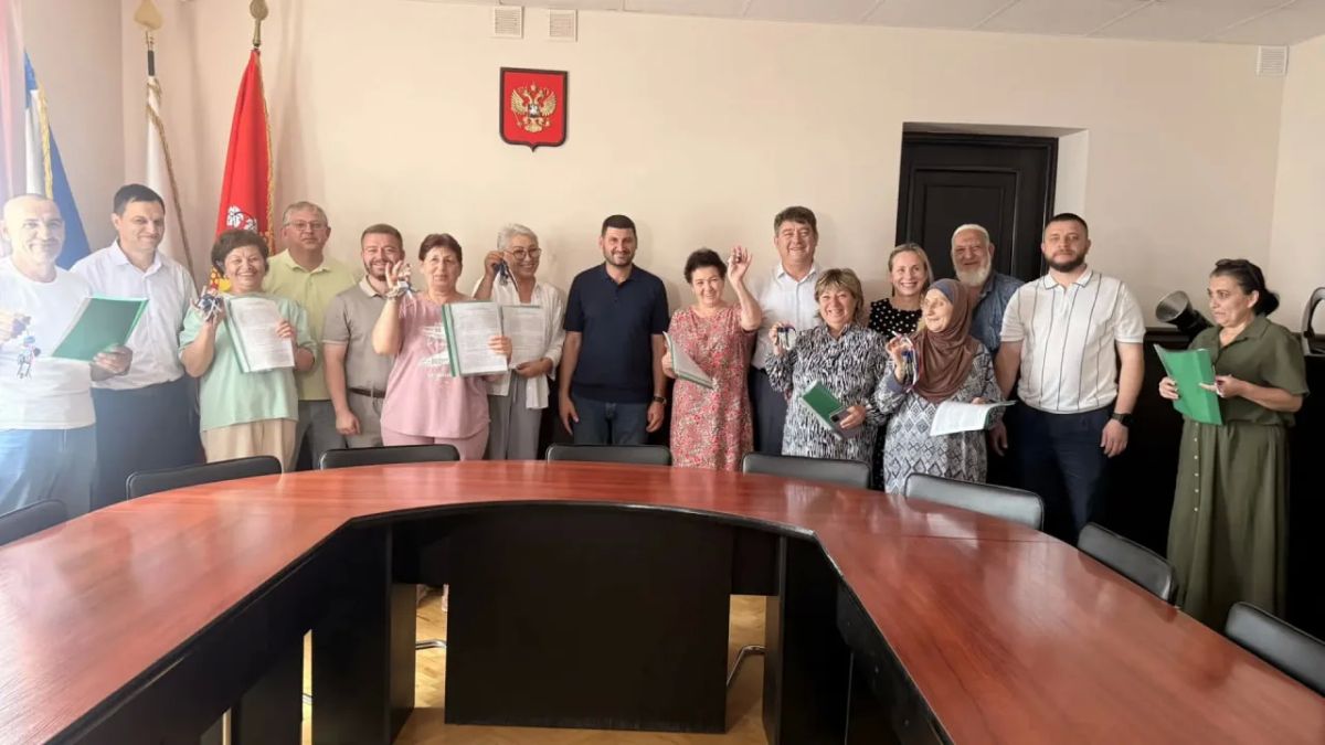 В Судаке очередникам из числа реабилитированных народов Крыма вручили ключи от квартир