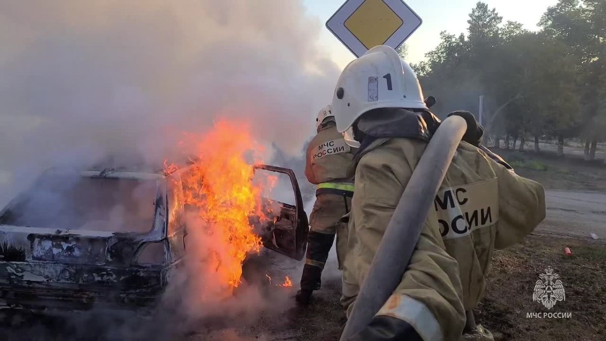 МЧС: А вы знали?. Если возник пожар в автомобиле, то у водителя остаётся лишь 30 секунд, чтобы принять решение: припарковаться и достать огнетушитель