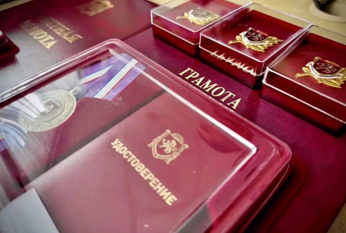 Министр промышленности и торговли Республики Крым Анушаван Агаджанян совместно с председателем Комитета Государственного Совета Республики Крым по промышленности, торговле и предпринимательству Оксаной Доброрез вручил... Министр промышленности и торговли Республики Крым Анушаван Агаджанян совместно с председателем Комитета Государственного Совета Республики Крым по промышленности, торговле и предпринимательству Оксаной Доброрез вручил...