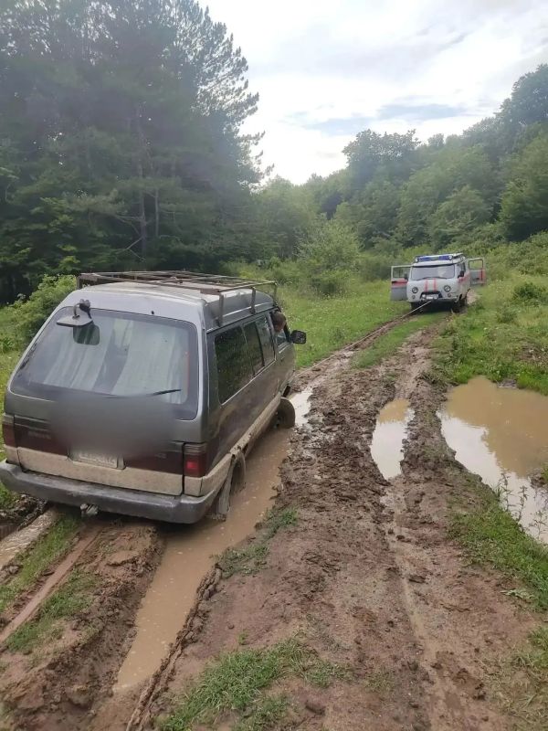 В горах Крыма автотуристы с детьми застряли в грязевой ловушке – на помощь пришли спасатели В горах Крыма автотуристы с детьми застряли в грязевой ловушке – на помощь пришли спасатели