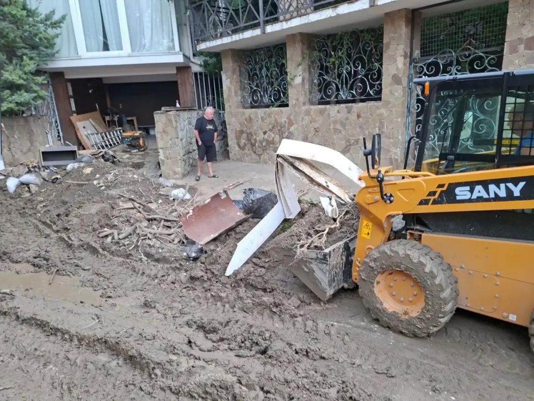 Янина Павленко: В Симеизе стартовала расчистка ул.Баранова. Была там накануне, общалась с людьми, чье жилье пострадало от схода селя