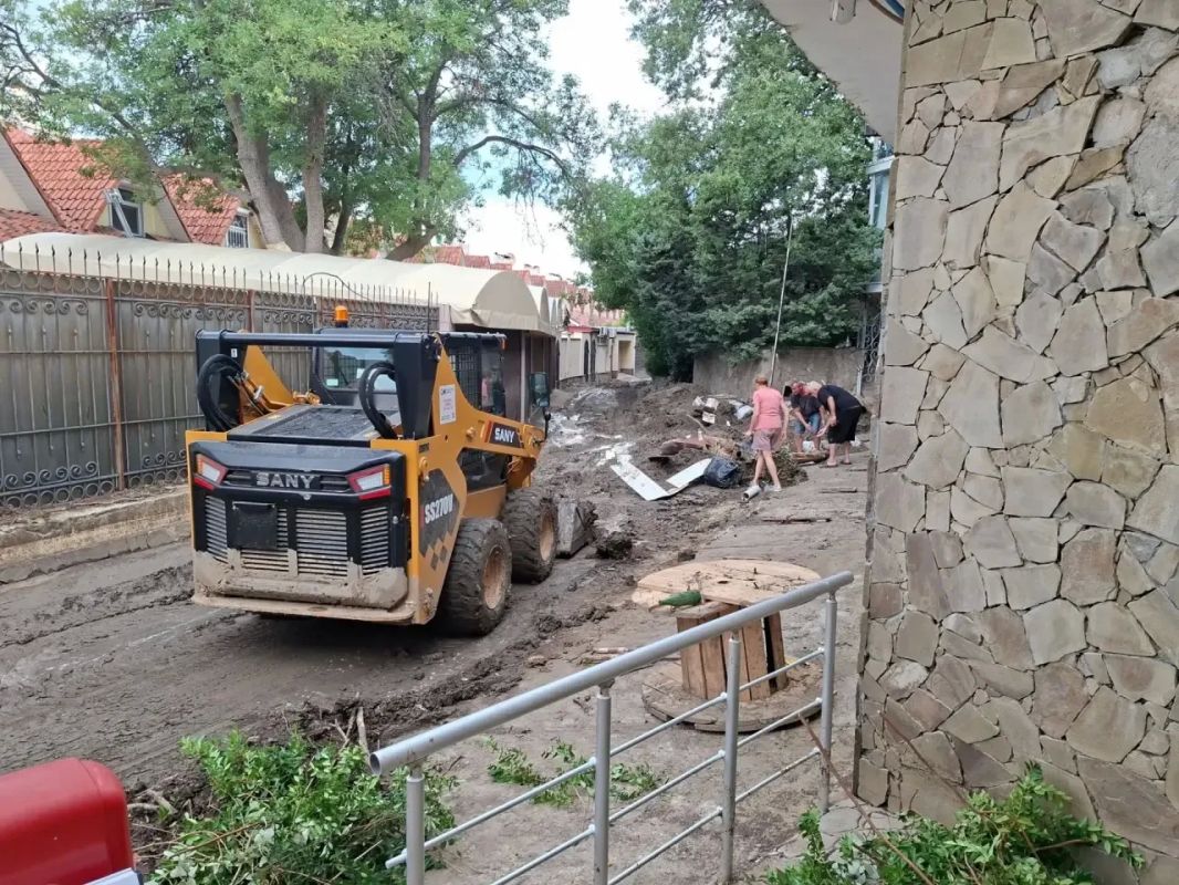 Янина Павленко: В Симеизе стартовала расчистка ул.Баранова. Была там накануне, общалась с людьми, чье жилье пострадало от схода селя Янина Павленко: В Симеизе стартовала расчистка ул.Баранова. Была там накануне, общалась с людьми, чье жилье пострадало от схода селя